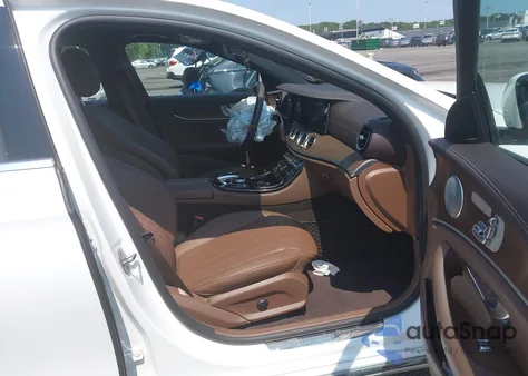 2017 Mercedes-Benz E 300 4Matic z USA, uszkodzony, nr VIN WDDZF4KB5HA197075